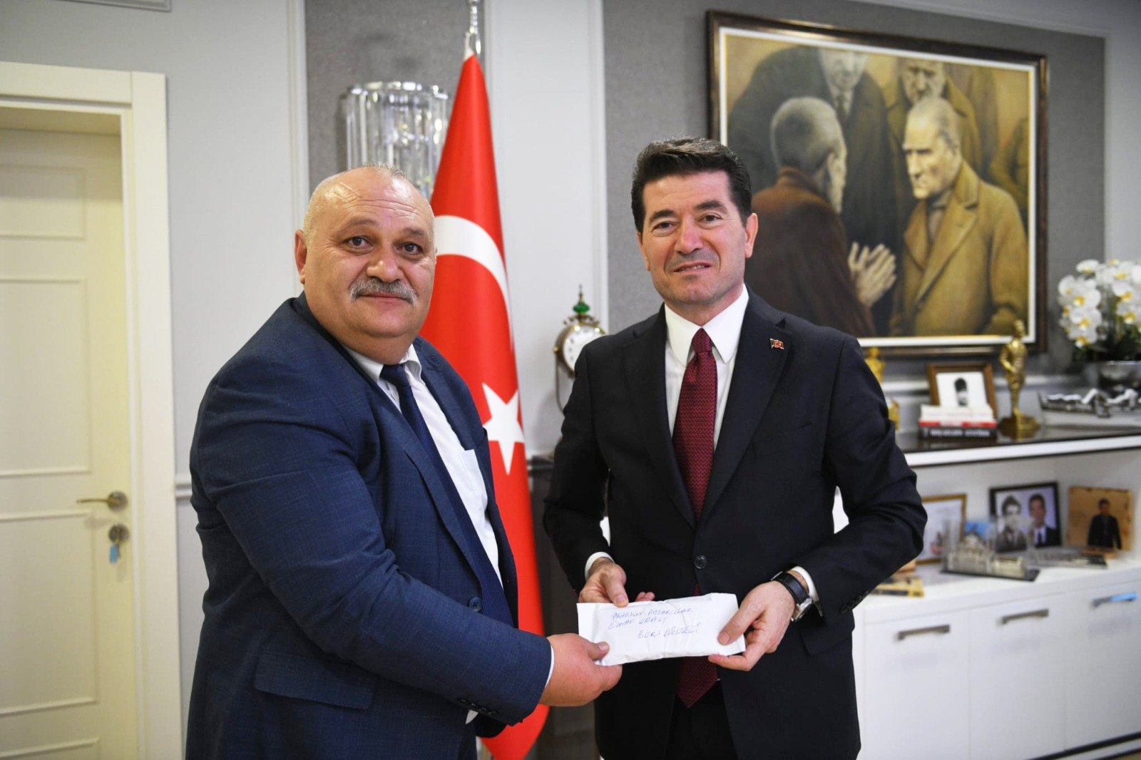 ORTAHİSAR’IN BURS KAMPANYASINA PAZARCI ESNAFINDAN ANLAMLI DESTEK