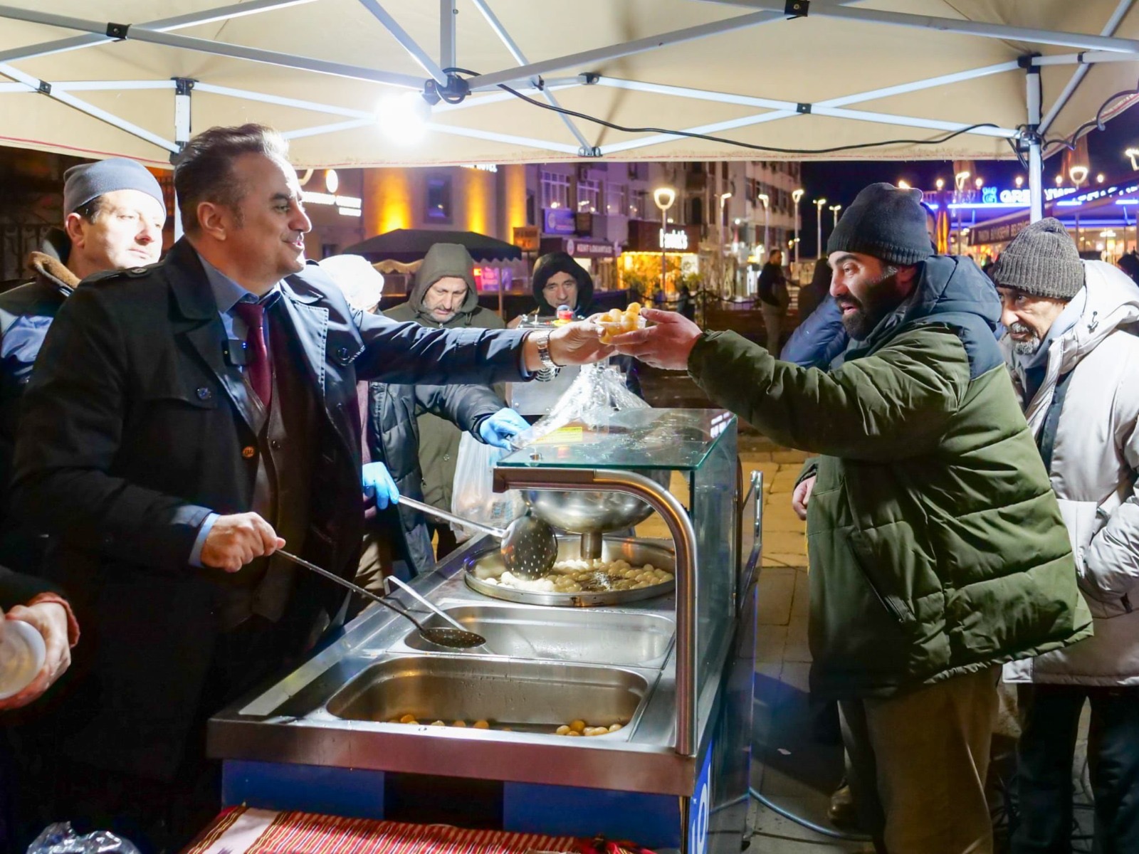 ORTAHİSAR BELEDİYESİ, DEPREMLERDE HAYATINI KAYBEDENLER İÇİN LOKMA DAĞITTI