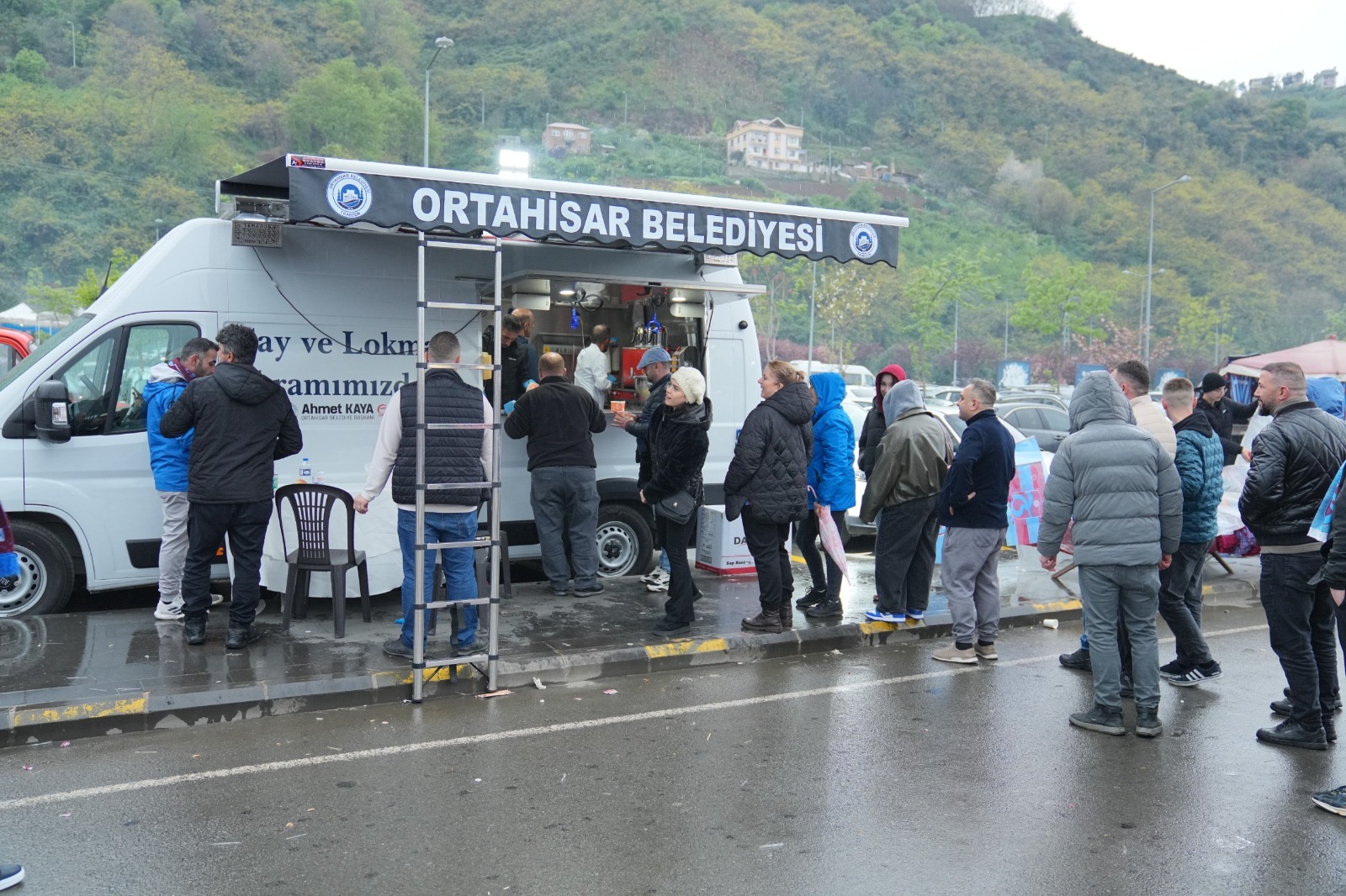 ORTAHİSAR BELEDİYESİ, ÇAY VE LOKMA İKRAMIYLA TARAFTARIN YANINDA
