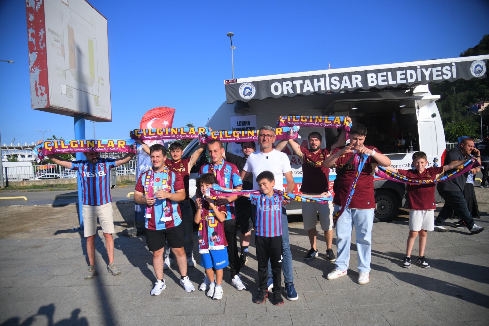 BAŞKAN KAYA, TRABZONSPOR TARAFTARLARINA 3 BİN KAŞKOL HEDİYE ETTİ