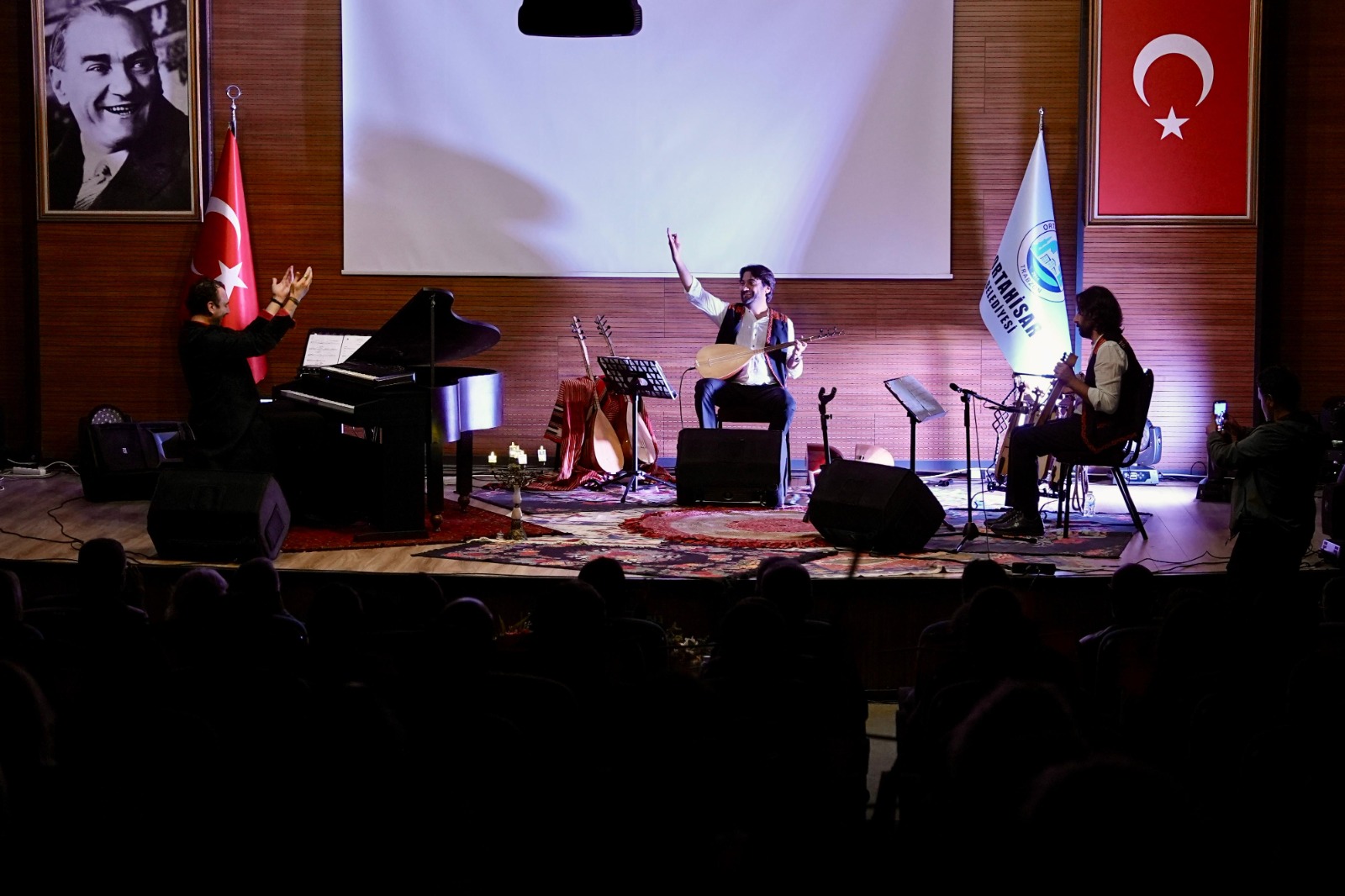 ORTAHİSAR’DA CUMHURİYET BAYRAMI, EŞSİZ BİR KONSERLE KUTLANDI